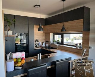 Kuchyňská linka Foto realizace Materiál - korpus @eggergroupw antracit Pracovní deska - @eggergroup H1318 ST10 dub Dvířka...