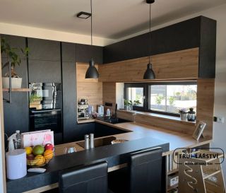 Kuchyňská linka Foto realizace Materiál - korpus @eggergroupw antracit Pracovní deska - @eggergroup H1318 ST10 dub Dvířka...